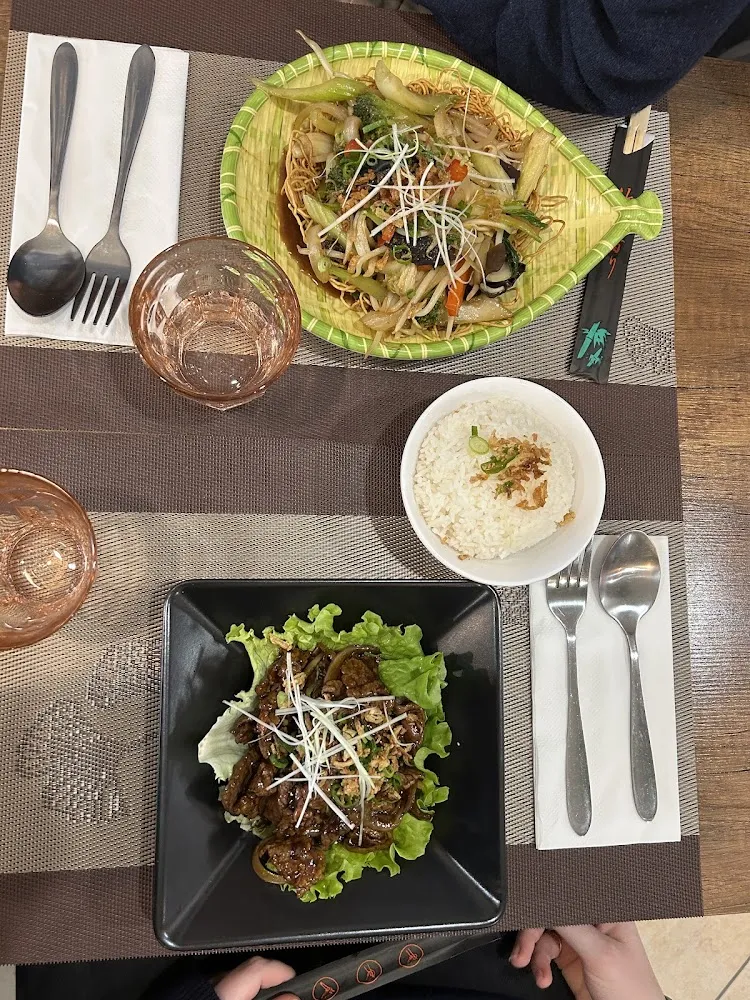 Nouilles Croustillantes Aux Légumes Et Bœuf Aux Oignons